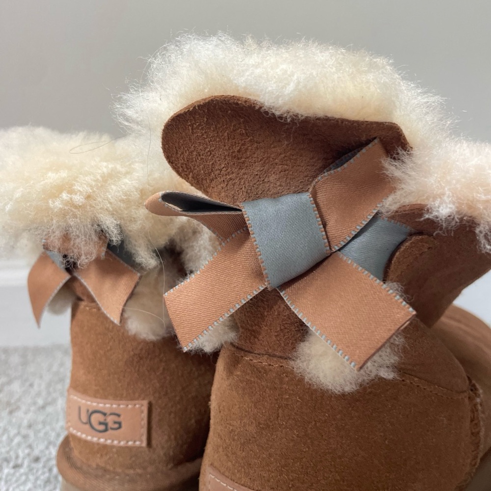 UGG Size 9 (EU 40) Tan Boots with Cream Fur and Gray Bows
